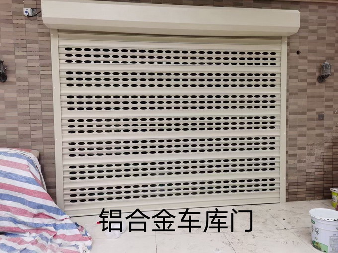 铝合金车库门.jpg 铝合金车库门.jpg